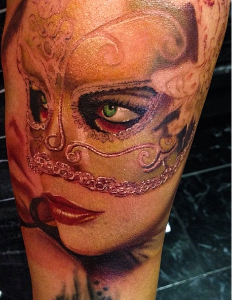 写实风格的彩色面具女人肖像手臂纹身图案