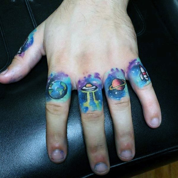手指卡通风格的行星与外星飞船彩色纹身图案