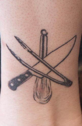 刀和架子黑色脚踝纹身图案