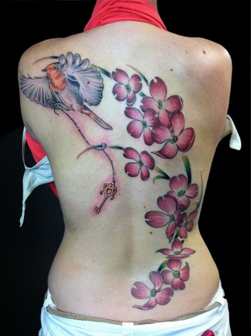 背部粉红色的山茱萸花和小鸟纹身图案