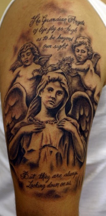 大天使和两个小天使纪念黑色字母纹身图案