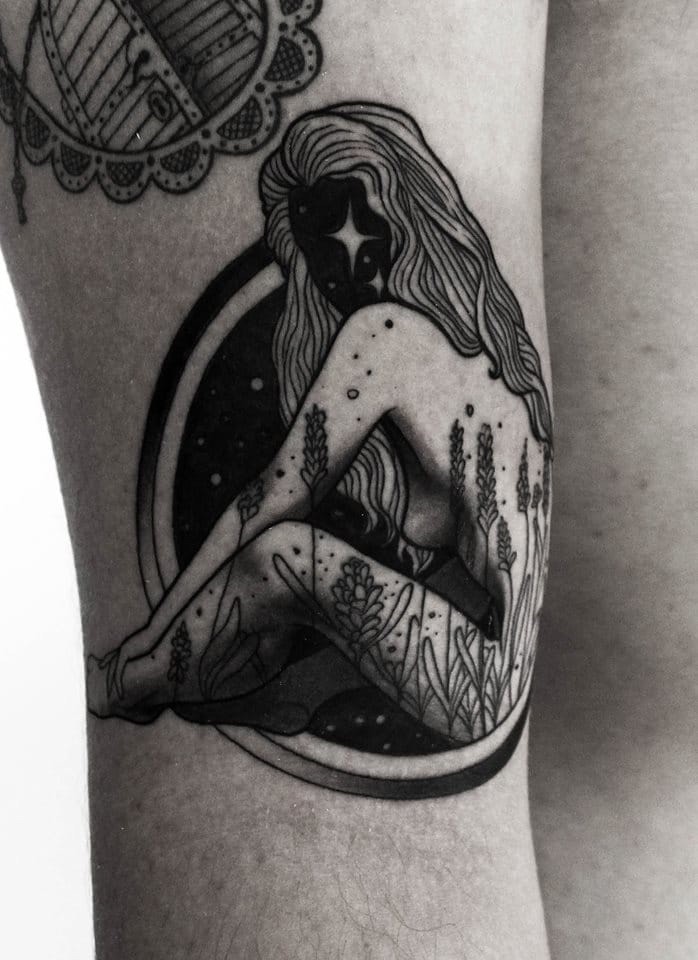 神秘黑色植物与女人手臂纹身图案