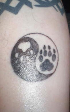 阴阳八卦与动物爪印黑白纹身图案