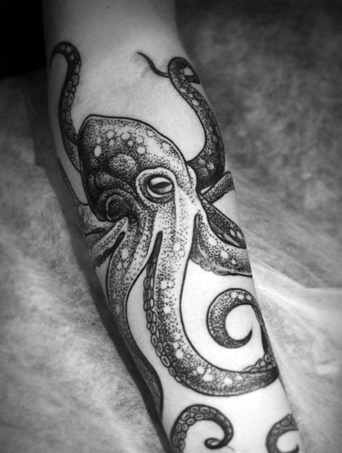 手臂可爱的黑白章鱼纹身图案