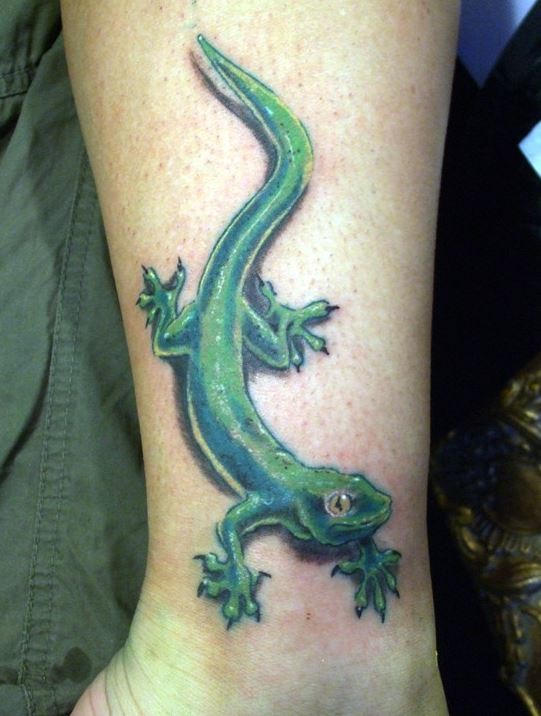 可爱的绿色蜥蜴脚踝纹身图案