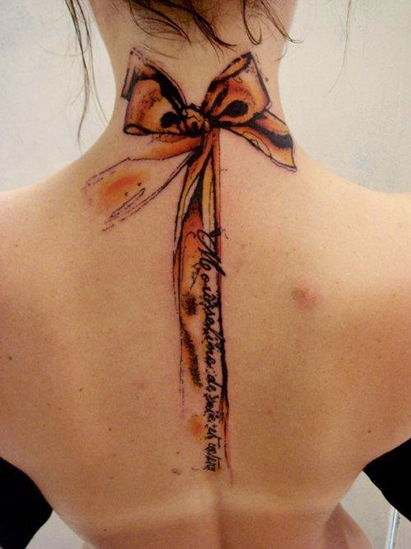 背部可爱的3D彩色蝴蝶结和字母纹身图案