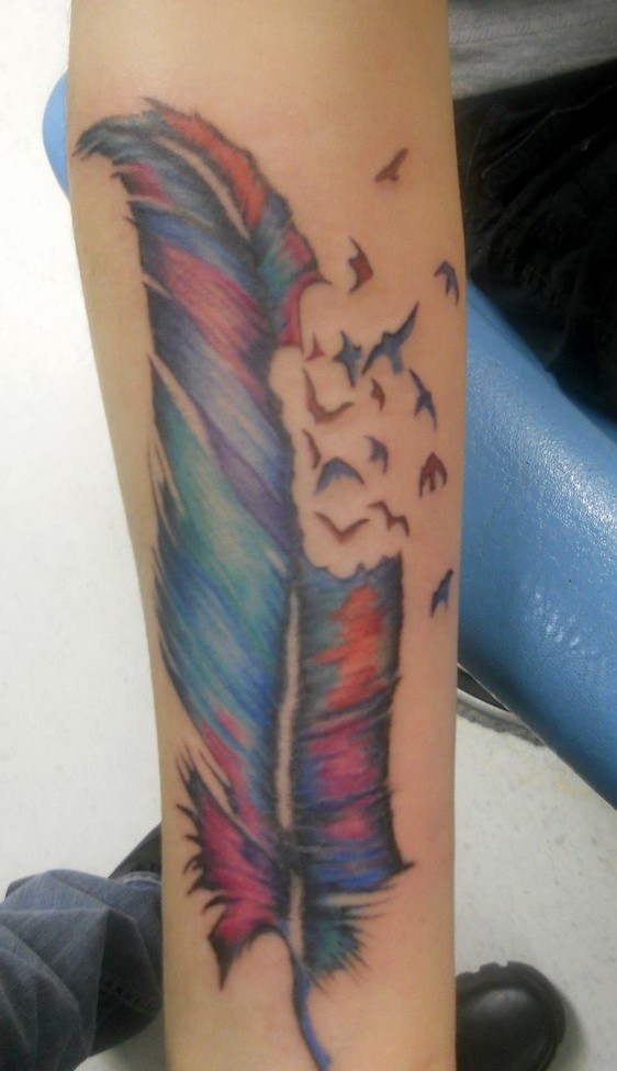 手臂彩色的羽毛小鸟纹身图案
