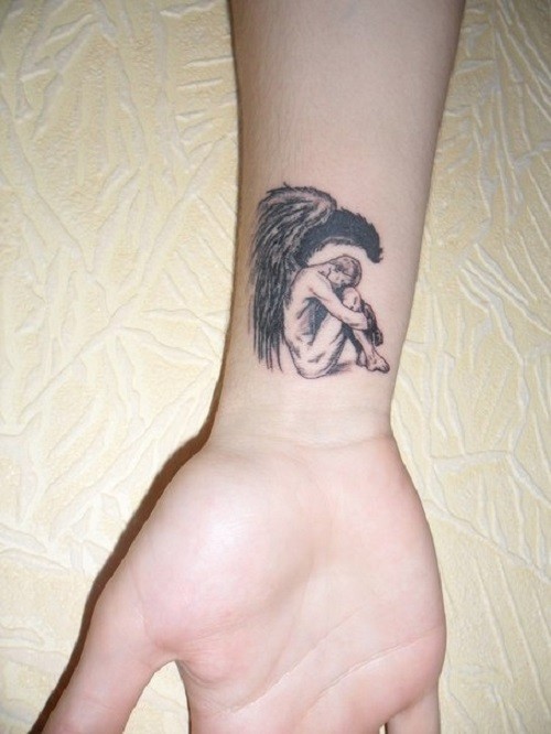 手腕上的小天使纹身图案