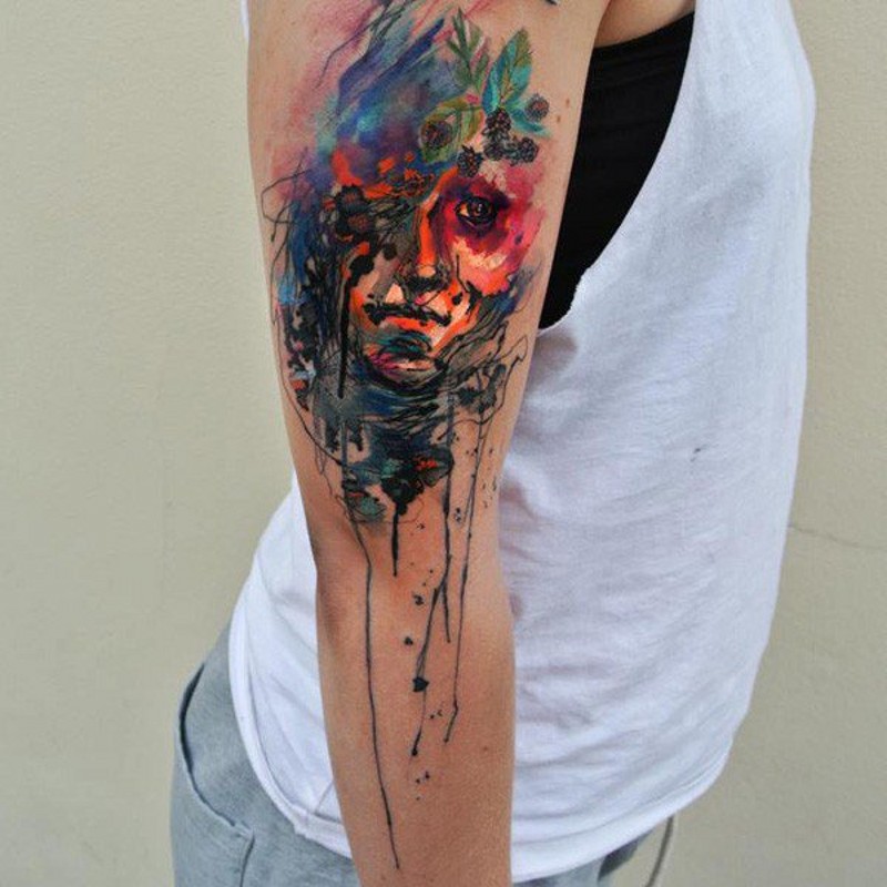 手臂抽象风格的水彩女人肖像与浆果纹身图案