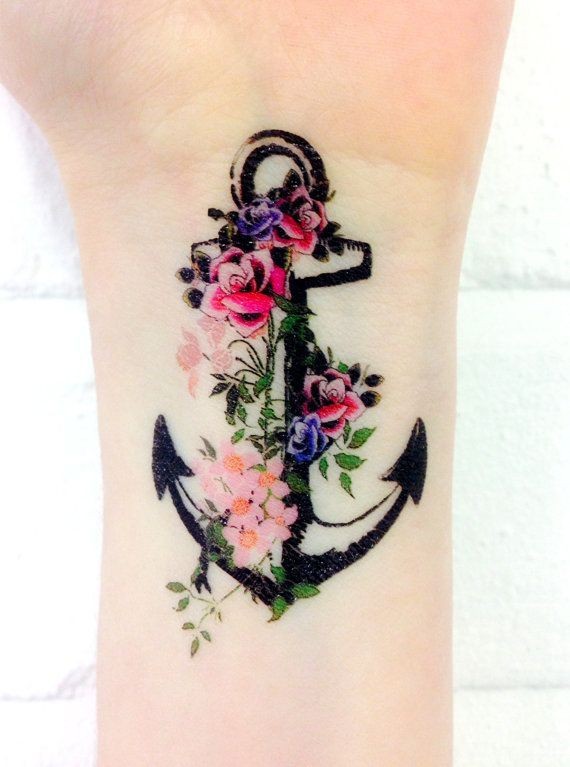女生手腕黑色船锚与彩色花卉纹身图案