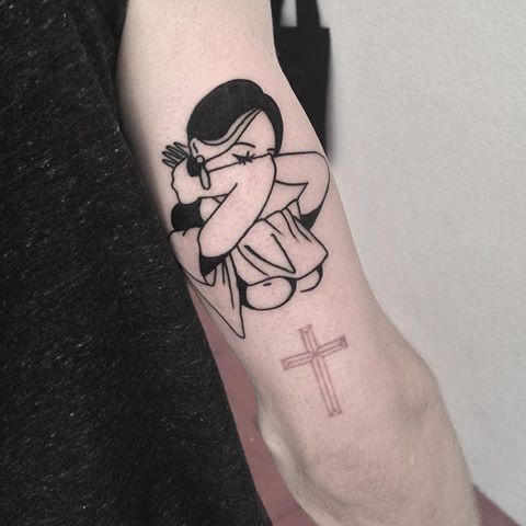 黑色简约女性和十字架手臂纹身图案