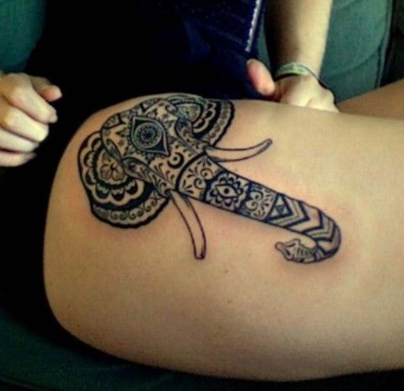 大腿波利尼西亚风格的黑白大象纹身图案