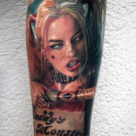 写实风格的彩色疯狂女人肖像手臂纹身图案