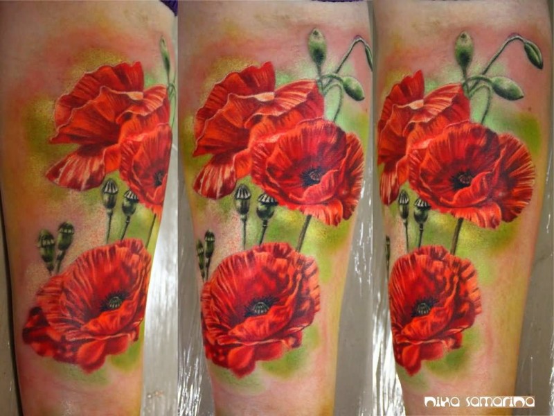 写实风格的彩色罂粟花手臂纹身图案