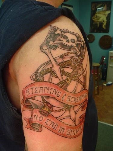 手臂海盗船和船锚彩绘纹身图案