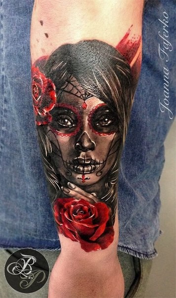墨西哥传统风格的女子玫瑰手臂纹身图案