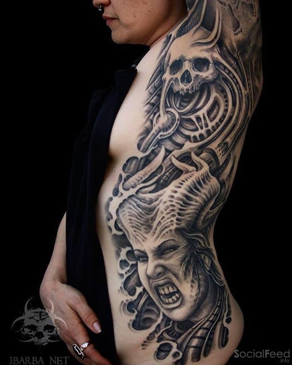 侧肋邪恶女人与恶魔骷髅黑灰纹身图案
