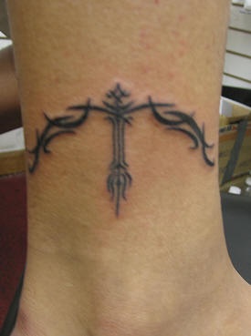 黑色十字架图腾脚踝纹身图案