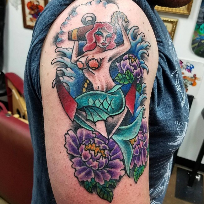 手臂很酷的彩色美人鱼与各种花卉船锚纹身图案