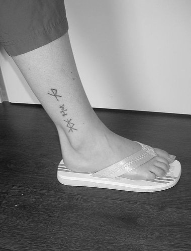 三个不同的符号脚踝纹身图案