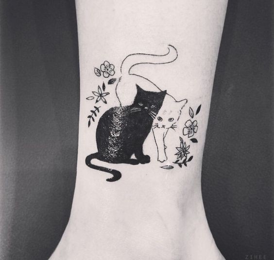 可爱的黑猫与白猫和小花脚踝纹身图案