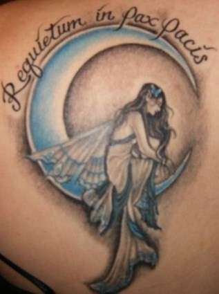 月亮上的悲伤天使和字符纹身图案