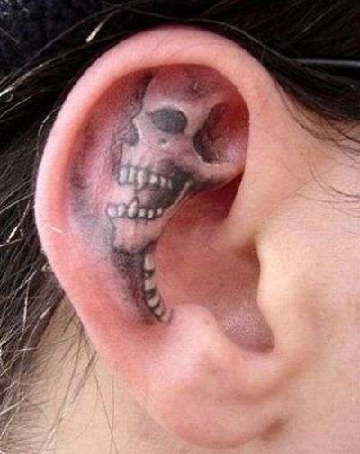 耳朵内惊人的骷髅纹身图案