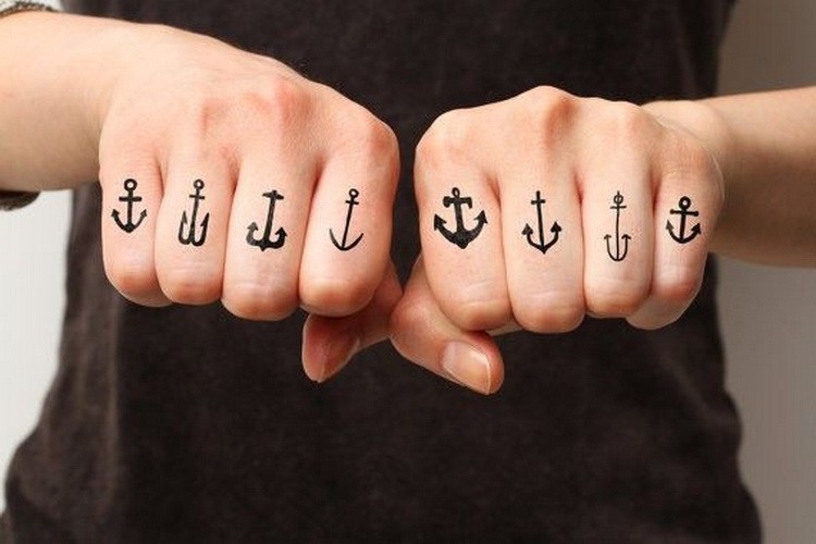 手指许多不同的黑色小船锚纹身图案
