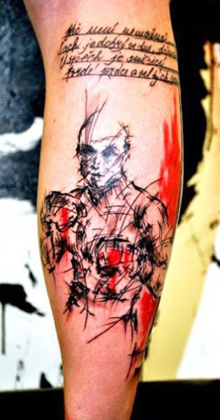 小腿彩色纹身的拳击手和字母纹身图案