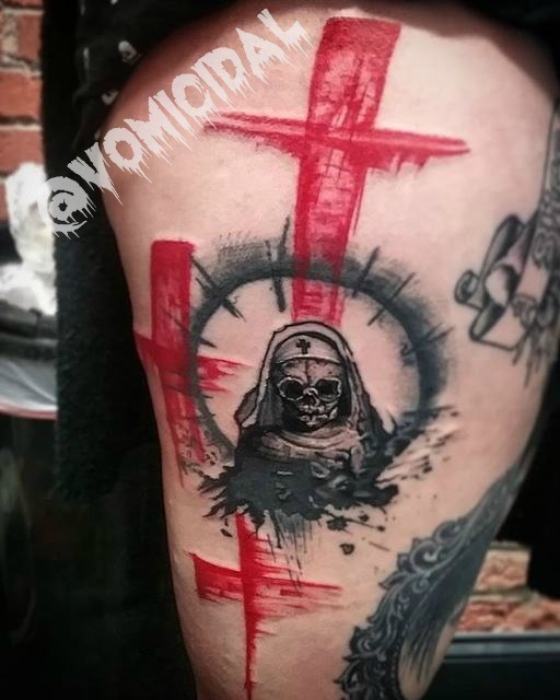 大腿抽象风格的骷髅与红色十字架纹身图案