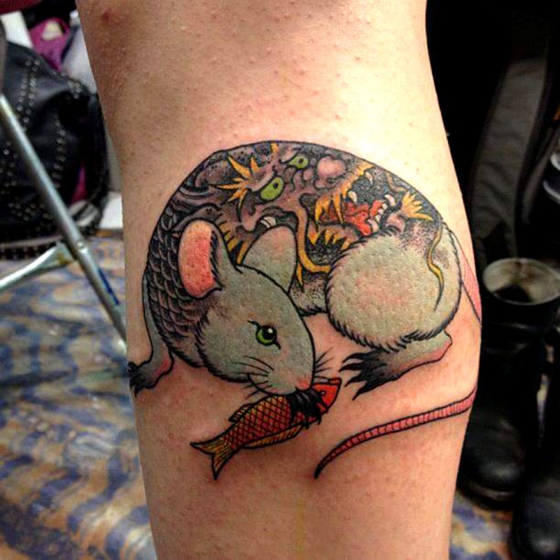 小腿彩的日式老鼠与鱼纹身图案
