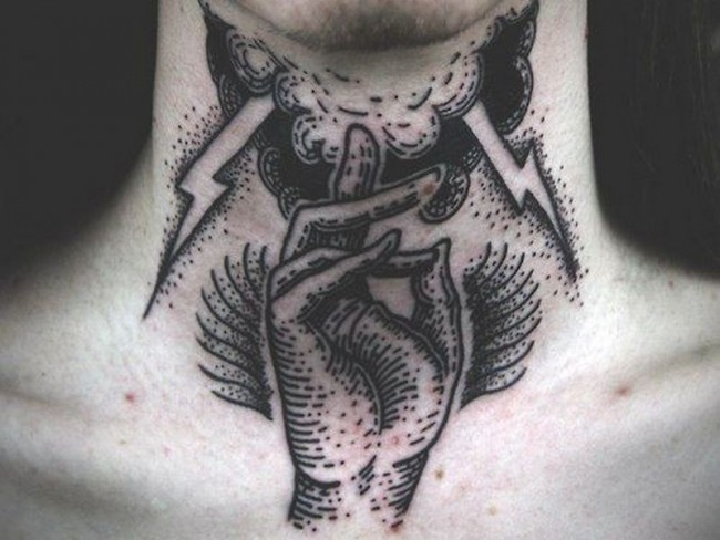 颈部雕刻风格黑色点刺手和闪电纹身图案