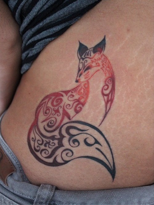 腹部彩色的小狐狸与部落装饰纹身图案