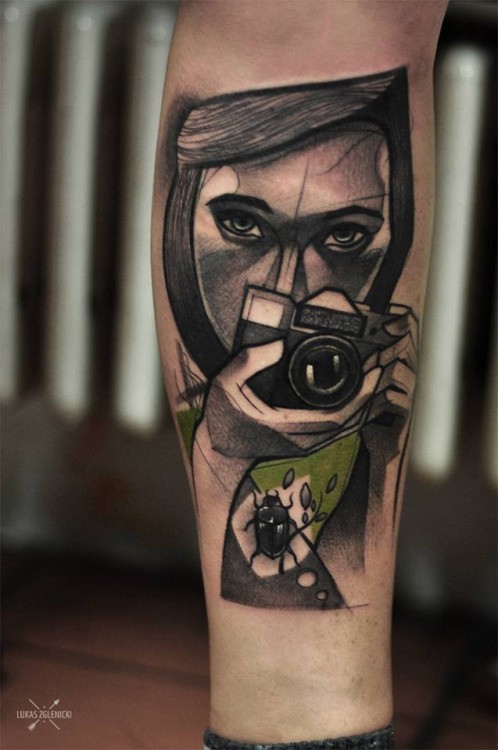 素描风格的彩色女人与相机手臂纹身图案