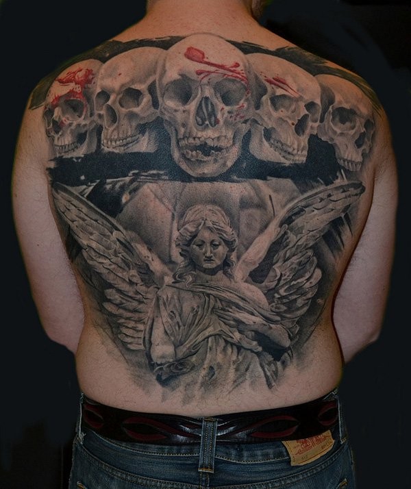 背部壮观的黑白天使雕像和骷髅纹身图案