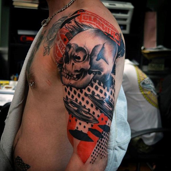 男性大臂彩绘骷髅与外星飞船和字母纹身图案