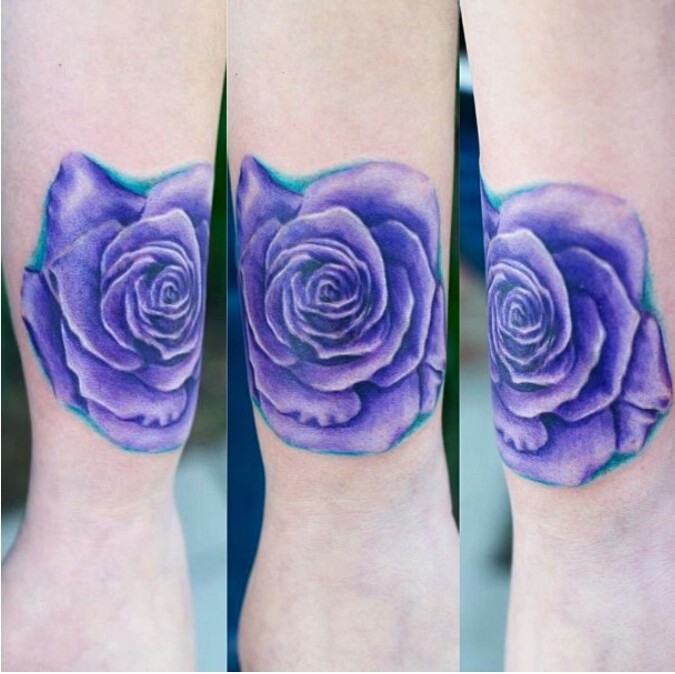 紫罗兰色的美丽玫瑰手臂纹身图案
