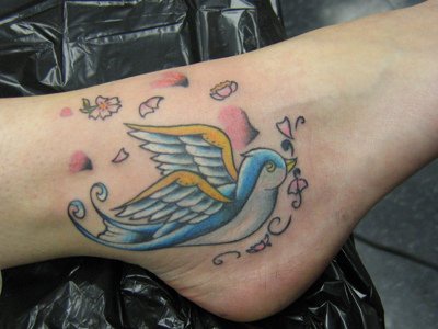 飞行的蓝色和黄色小鸟脚踝纹身图案