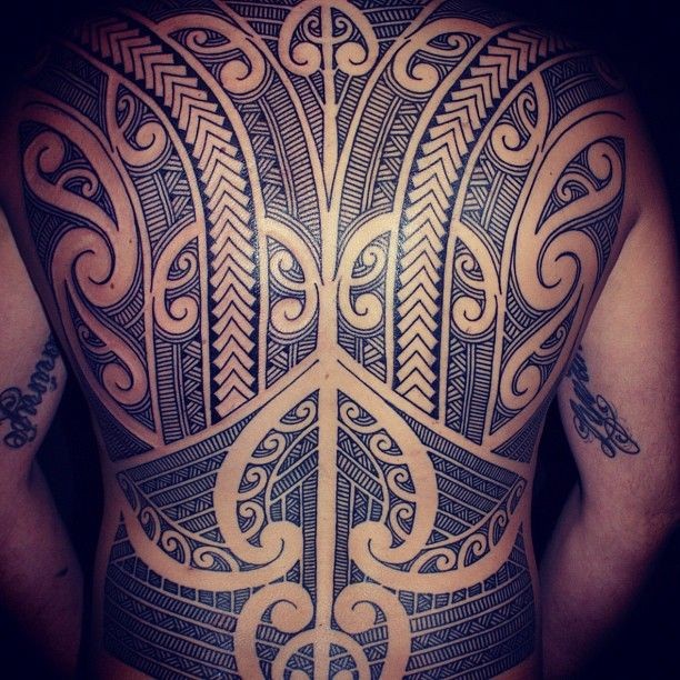 背部惊人的波利尼西亚图腾纹身图案