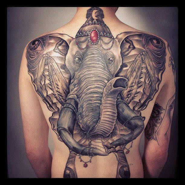 背部大象和蝴蝶翅膀纹身图案