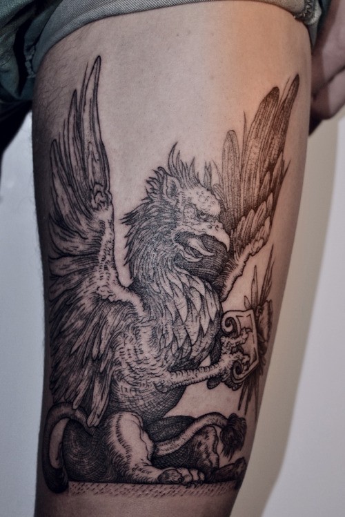 大腿格里芬神兽个性纹身图案