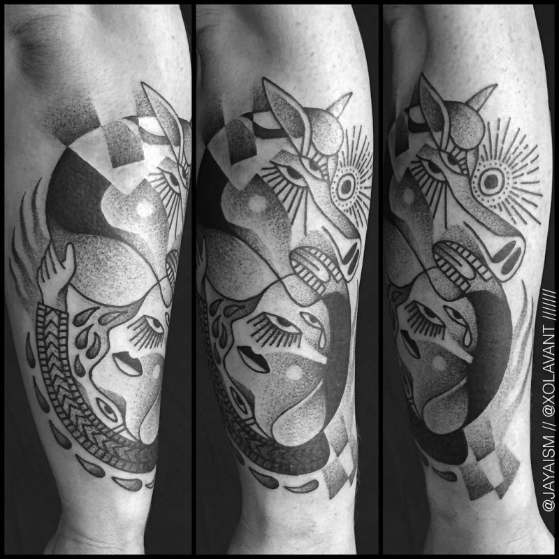 手背抽象风格黑白人和动物与太阳纹身图案