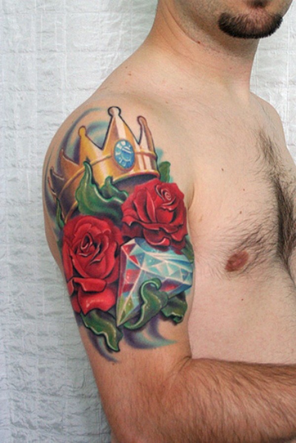 男性手臂写实的红玫瑰花和皇冠纹身图案