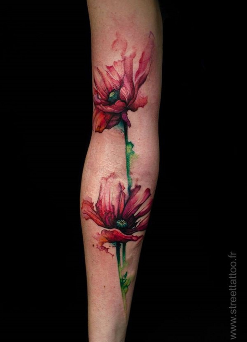 手臂多彩色美丽的花朵纹身图案