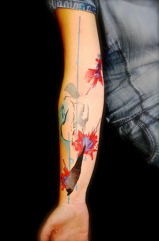 手臂壮观的五彩抽象花朵纹身图案