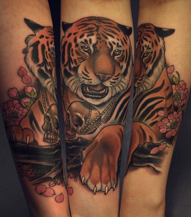 现代传统风格的彩色老虎花朵和骷髅手臂纹身图案