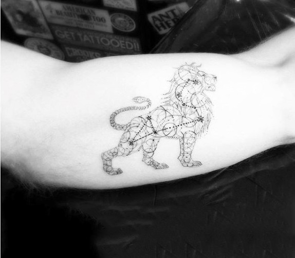 手臂黑色的星座符号与狮子纹身图案