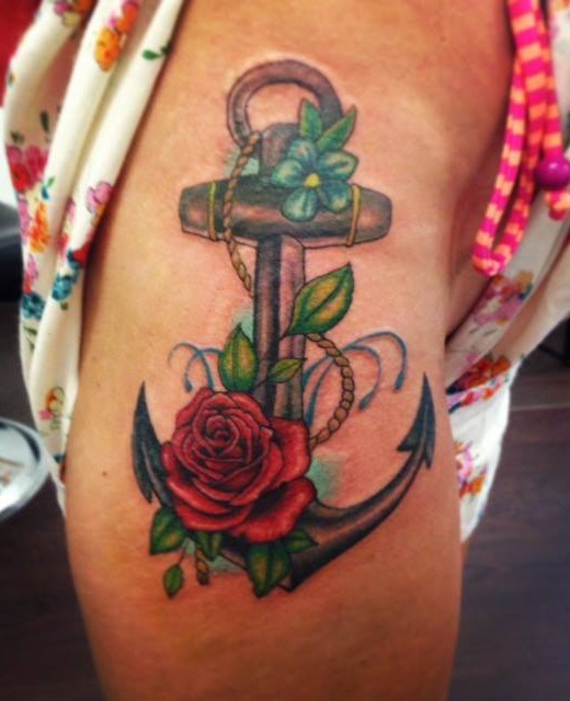 大腿奇妙的彩色船锚与玫瑰纹身图案