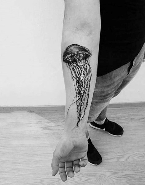 手臂简单的黑色3D水母纹身图案