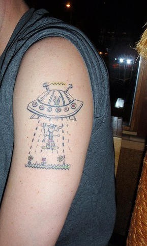 飞碟和外星生物彩色手臂纹身图案